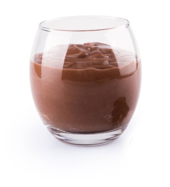 Beyaz arka plan üzerinde izole cam çikolata mousse