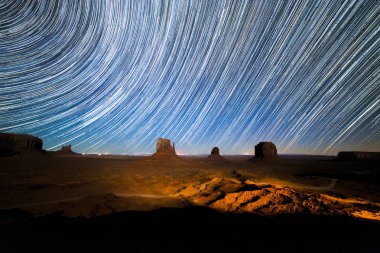 Monument Valley yıldız yollar uzun pozlama, Arizona, ABD ile.
