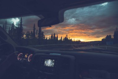 Arabada akşam gezisi asfalt yol tarafından