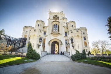 Turistler ile beyaz tarihi kale