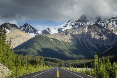 Alp Dağları, Dolomites, İtalya için önde gelen yol. Seyahat kavramı.