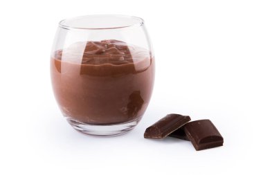 Beyaz arka plan üzerinde izole cam çikolata mousse