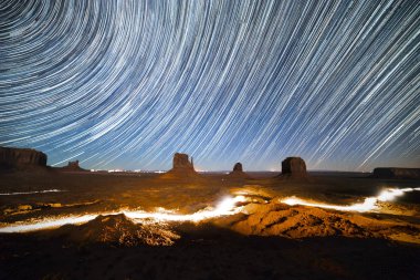 Monument Valley yıldız yollar uzun pozlama, Arizona, ABD ile.