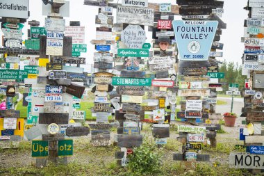 Ağaçları ile işaret panoları, turistik sembolleri.