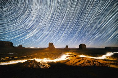Monument Valley yıldız yollar uzun pozlama, Arizona, ABD ile.