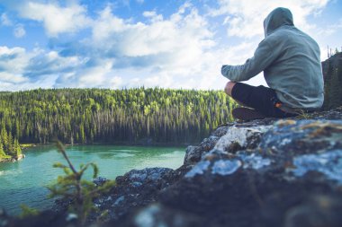 Adam önünde doğayı izliyor.