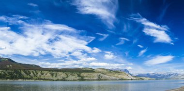 Panoramik nehir ve dağlar