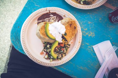 İki tabak açık kafe