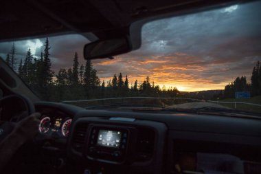 Arabada akşam gezisi asfalt yol tarafından