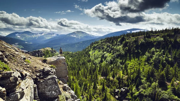 Man Tittar Naturen Framför Sig — Stockfoto