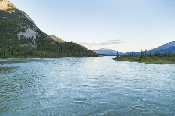 Lago Com Colinas Fundo Por Sol — Fotografia de Stock