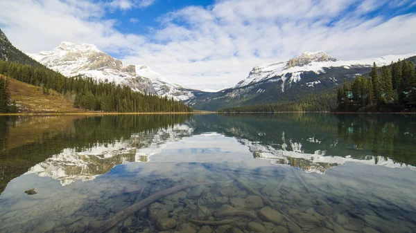 Lake Smooth Water Mountains Background — Stock Photo, Image