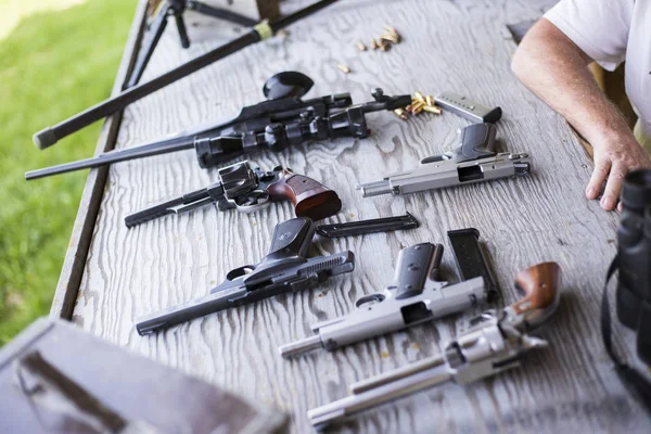 Ember Asztalnál Különféle Fegyverek — Stock Fotó