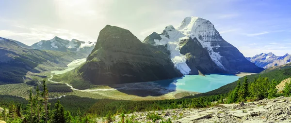 ベルク湖 カナダとマウント ロブソン — ストック写真