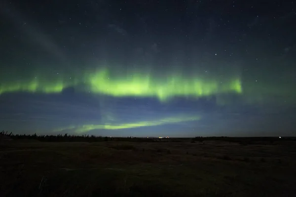 Нічне Поле Північними Вогнями Небі — стокове фото
