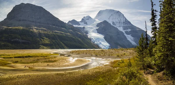 Mount Robson Com Berg Lake Canadá — Fotografia de Stock