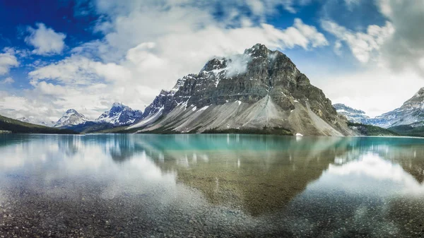 Lago Com Reflexão Montanhas Fundo — Fotografia de Stock