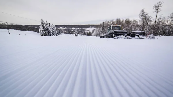 早上空荡荡的滑雪场 — 图库照片