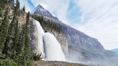İmparator Mount Robson Provincial Park, Kanada'da düşüyor.