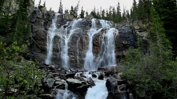 Wasserfälle Auf Felsigen Bergen Mit Grünen Bäumen Ringsum — Stockvideo