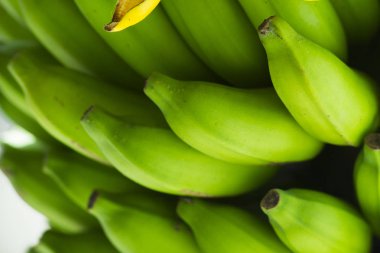 Parlak sarı ve yeşil muz meyve