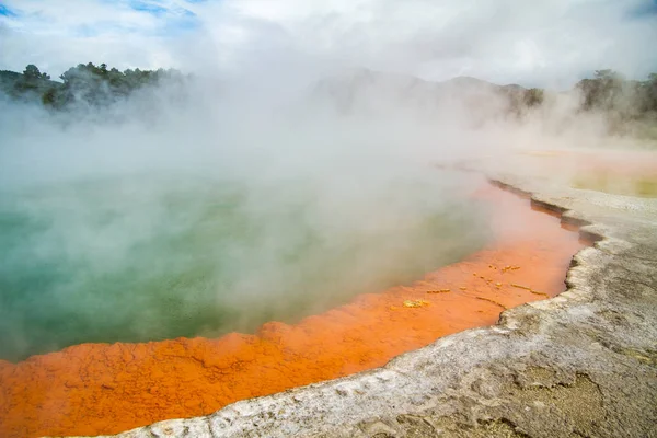 Geothermalbecken Aus Gelbstein Mit Kochendem Wasser — Stockfoto