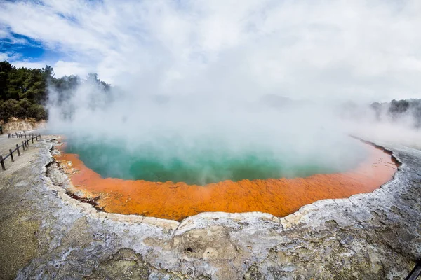 Geothermalbecken Aus Gelbstein Mit Kochendem Wasser — Stockfoto