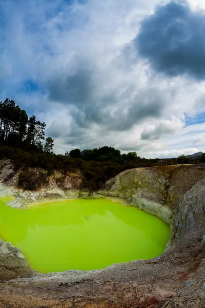 Extra Hellgrüner Teich Den Bergen — Stockfoto