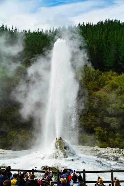 Yellowstone Ulusal Parkı 'nı ziyaret eden turistler, ABD.