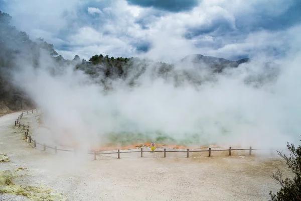 Heißer Geysir Mit Aktivem Dampf — Stockfoto