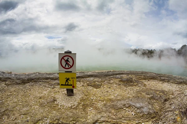 Heißer Geysir Mit Aktivem Dampf Und Warnschild — Stockfoto