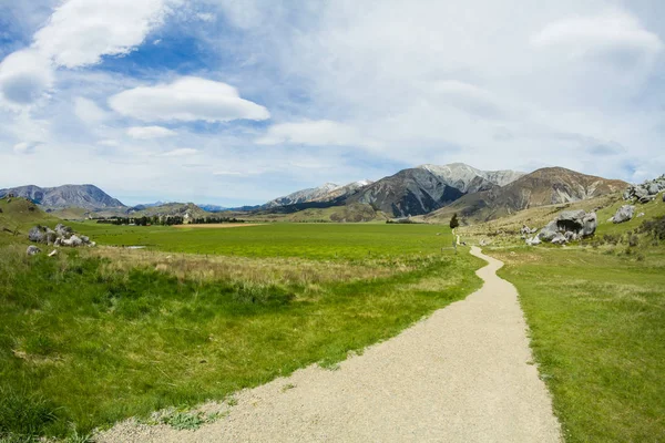 Dağlara giden kayalık yol