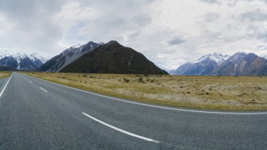 Karlı dağlara giden asfalt yol