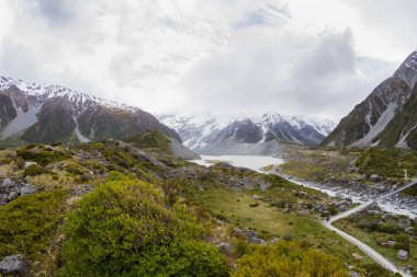 Dağlar manzara, soğuk ve bulutlu hava.