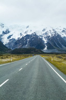 Karlı dağlara giden asfalt yol