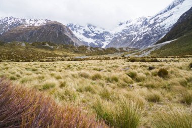 Dağlar manzara, soğuk ve bulutlu hava.