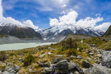 dağ ve göl manzara