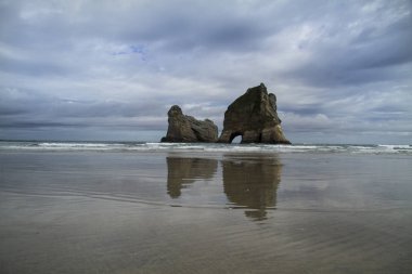 Büyük kayalar ile karamsar gündüz Seashore