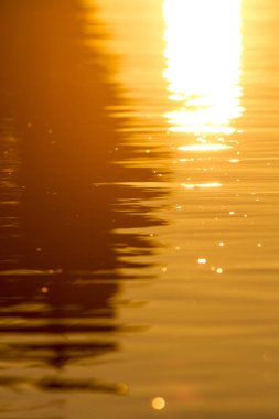Gün batımı yansıması ile deniz