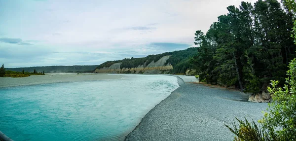 Strahlend Blauer Fluss Umgeben Von Felsen Und Bäumen — Stockfoto