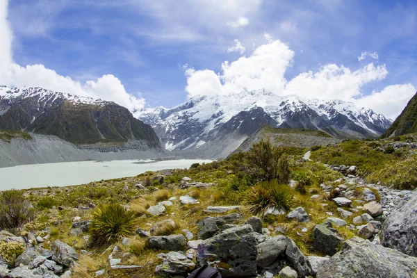 Montagnes Avec Étang Turquoise Rivage Rocheux — Photo