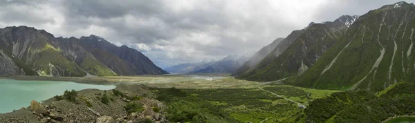 Montanhas Com Lagoa Turquesa Costa Rochosa — Fotografia de Stock