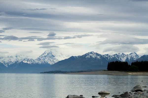 Malerischer Blick Auf Das Meer Mit Schneebedeckten Bergen Hintergrund — Stockfoto