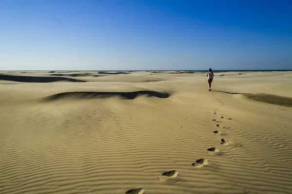 Tourist Woman Walking Sand Dunes — Stock Photo, Image