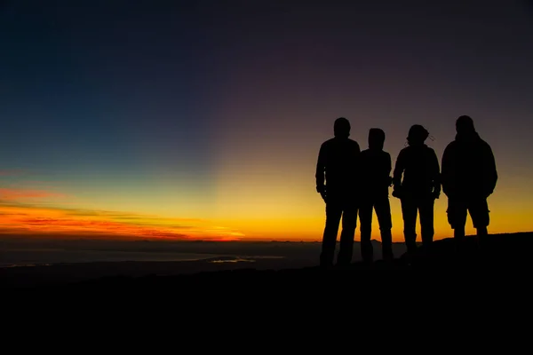 Sagome Nere Persone Sullo Sfondo Dell Alba — Foto Stock