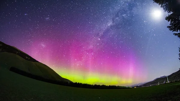 Aurora borealis, renkli gece gökyüzü.