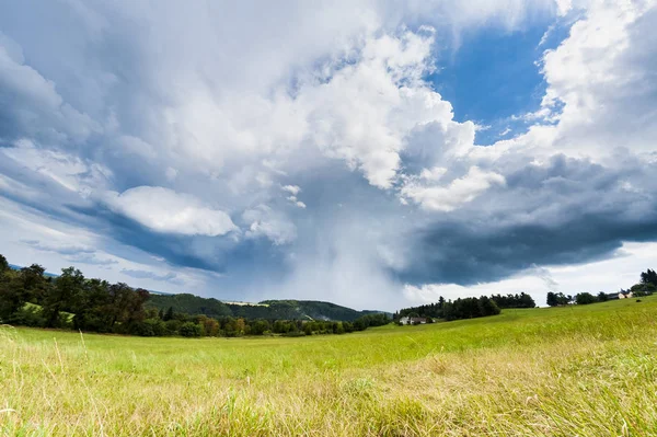 Зеленый Ландшафт Поля Облачным Фоном — стоковое фото