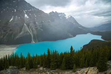 Dağlarda mavi su gövdesi