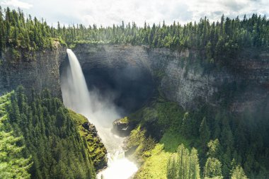 Yüksek şelale ile yaz yeşil dağlar