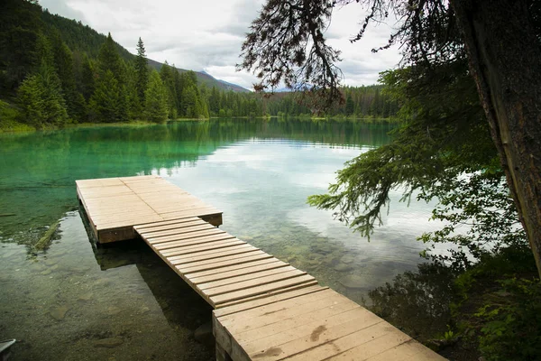Green Small Reflective Lake Mountains — Stock Photo, Image